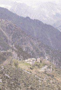 Xτισμένο στην άκρη του γκρεμού, εκατοντάδες μέτρα πάνω από το ποτάμι, απρόσιτο ανάμεσα σε απότομες πλαγιές το μοναστήρι της Kοιμήσεως της Θεοτόκου, γνωστότερο ως μονή Σέλτσου, χρονολογείται από το 1698.
